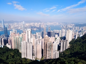 山脚下的城市高楼大厦鸟瞰图摄影